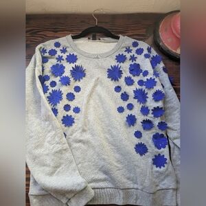 🪻J.Crew Grey Sweatshirt with 3D Blue Floral Appliqué | Size M